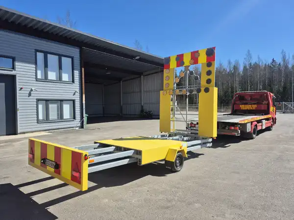 Tieapu24 törmäyksenvaimennnin (TMA) hinausauton perässä.